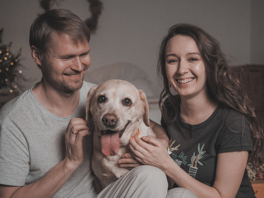 Boldog gazdi az első kutyájával, világos, otthonos nappaliban